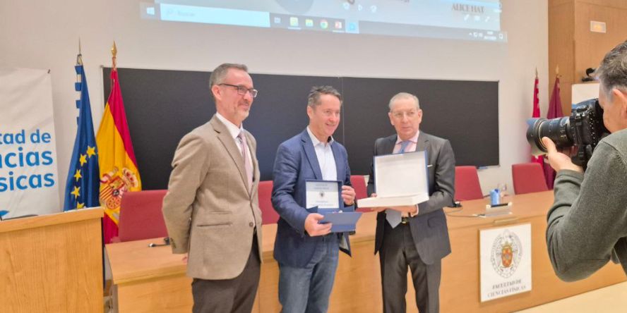 Entrega reconocimiento miembro de HONOR COFIS